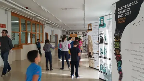 Exposici&oacute;n cine en el CEIP Los Alcal&aacute; Galiano de Do&ntilde;a Menc&iacute;a