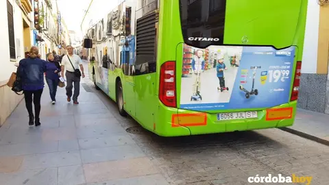 Autob&uacute;s de Aucorsa por la calle Alfaros, en una imagen de archivo