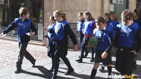 Alumnos utilizando uno de los 'Caminos Escolares' seguros