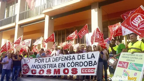 Trabajadores de UGT en Cosmos protestan ante el Ayuntamiento 1