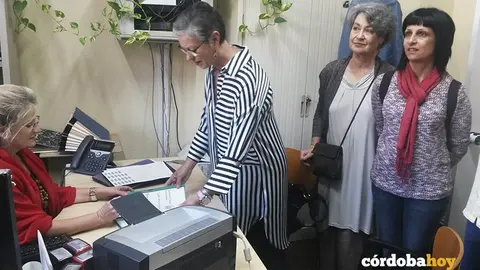 Entrega de firmas de La Axerqu&iacute;a por los ruidos y molestias para los vecinos