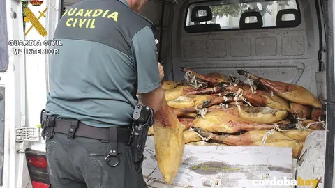 Guardia civil y jamones