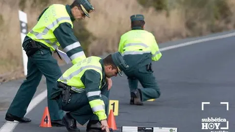 Agentes de la Guardia Civil realizan el atestado de un accidente de tr&aacute;fico