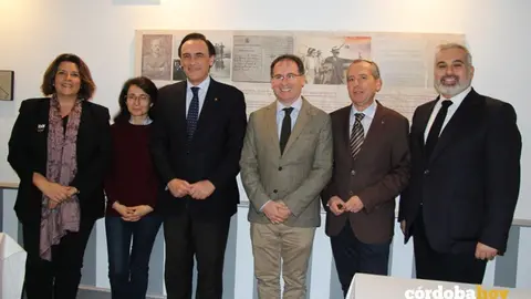 El rector y el gerente del Grupo Cabezas, con representantes de ambas instituciones, tras la firma del convenio