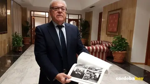 Emilio Aumente con fotografías del archivo notarial 