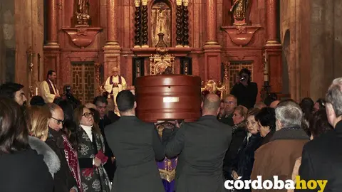 El feretro de Pablo García Baena accede a San Miguel 