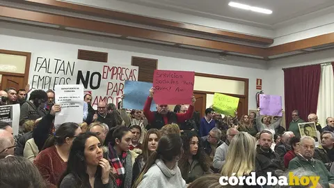 Familia irrumpe en el Pleno