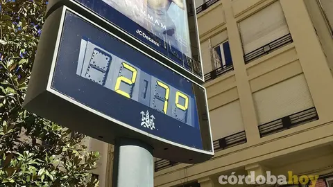 El termómetro de las Tendillas marcando los 27 grados, en una imagen de archivo