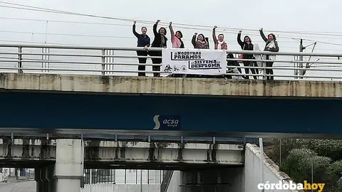 IU sitúa la bandera de la huelga en el puente de Carlos III