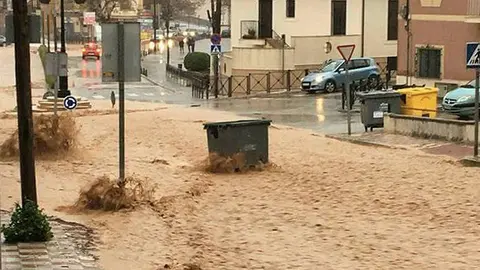 Una de las calles afectadas por el temporal en el casco urbano de Cabra
