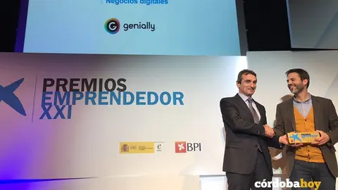 El responsable de Genially recibiendo el premio 