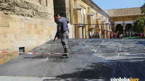 Baldeo con agua para eliminar la cera de Semana Santa