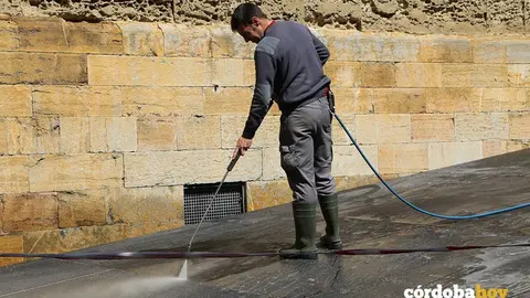 Limpieza con agua en el Casco Hist&oacute;rico