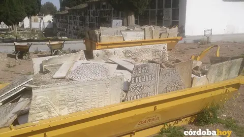 Lápidas tiradas en el Cementerio de Nuestra Señora de la Salud