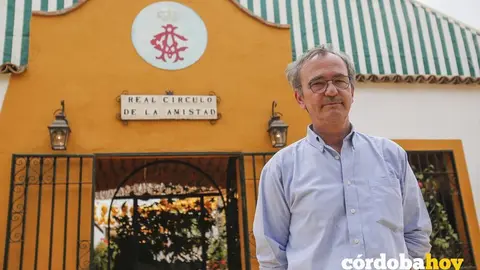 Antonio Baena, responsable de la caseta del Real C&iacute;rculo de la Amistad. FOTOS: ROLD&Aacute;N SERRANO.