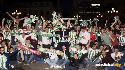 La afici&oacute;n celebra la victoria de su equipo en Las Tendillas