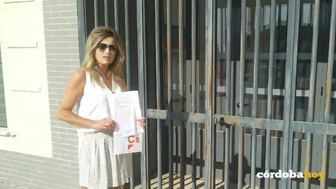 María Mantas registra la pregunta en el Consistorio