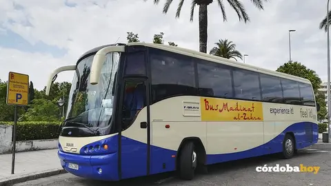 Autob&uacute;s a Medina Azahara en la Glorieta de la Media luna