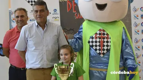 Laura Herrero, con su trofeo de ajedrez