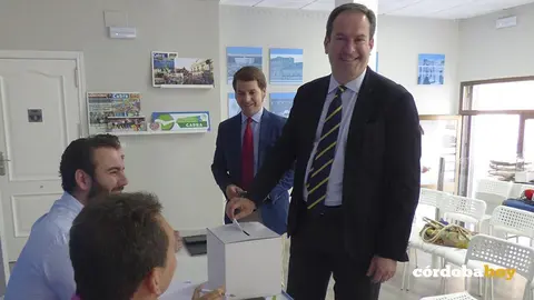Adolfo Molina votando al presidente del PP