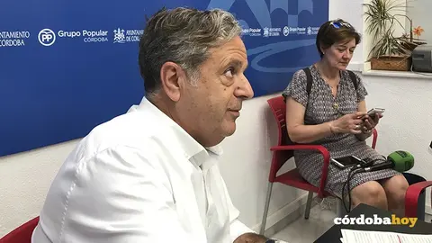 Salvador Fuentes, coportavoz del PP, en una rueda de prensa