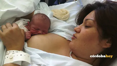Un ni&ntilde;o mama de su madre en el Hospital de Montilla