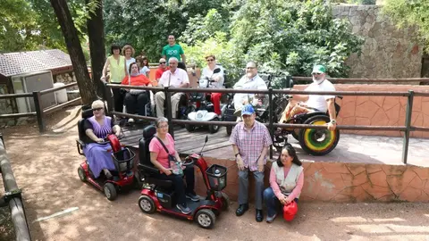 Visita de personas con movilidad reducida al zool&oacute;gico de C&oacute;rdoba