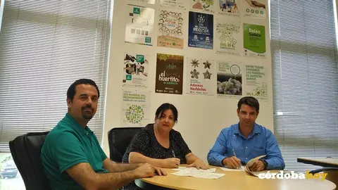 Firma del convenio entre Sadeco y SOS protectora