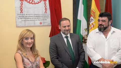 El ministro &Aacute;balos descubre una placa en la sede de UGT de C&oacute;rdoba