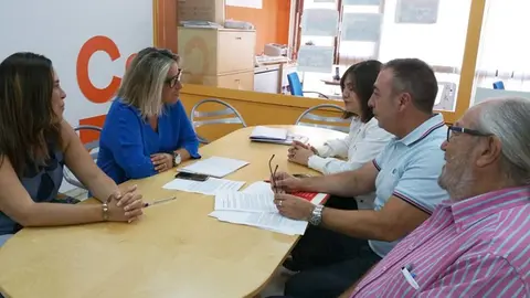 Reuni&oacute;n de Isabel Alb&aacute;s con miembros de CCOO sobre el Hospital de Los Morales