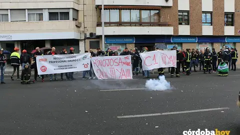 Protesta de bomberos del Consorcio Provincial ante la Diputaci&oacute;n
