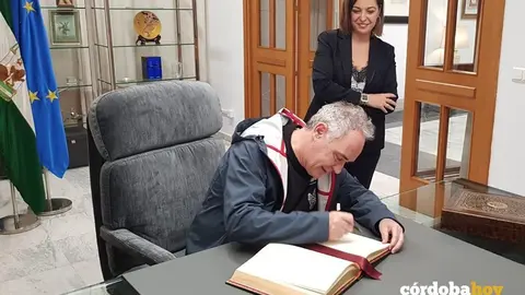 Ferran Adri&agrave; firma en el Libro de Honor de la ciudad