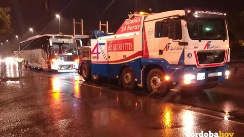 Autob&uacute;s averiado de Socib&uacute;s arrastrado por una gr&uacute;a especial