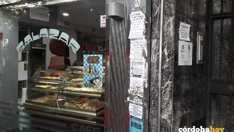 Carteles publicitarios pegados en las paredes de una calle