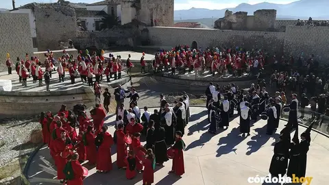 Tamborada celebraci&oacute;n en el Castillo de Baena