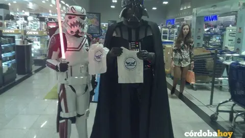 Darth Vader y un soldado imperial en plan solidario