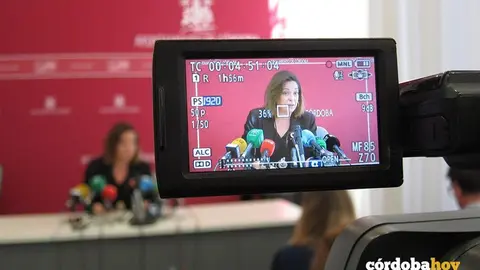 La alcaldesa, Isabel Ambrosio, en una rueda de prensa
