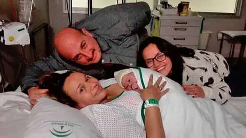 Alonso y Claudia, los felices padres de Abigail, junto a su hermana mayor