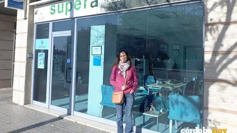 La trabajadora despedida Charo Garc&iacute;a Mohedano en la puerta de su antigua empresa
