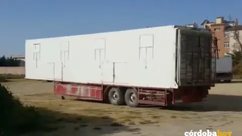 Remolque en el que est&aacute;n encerrado los animales del Circo Europa