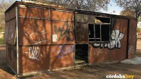 Aspecto de uno de los quioscos del Vial Norte deteriorado