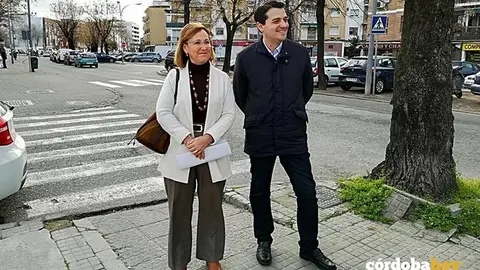 Laura Ruiz y Jos&eacute; Mar&iacute;a Bellido, en la Avenida de Trassierra