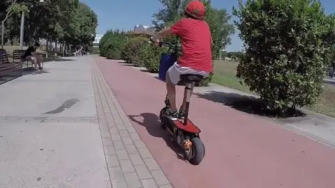 Patinete el&eacute;ctrico en v&iacute;a urbana