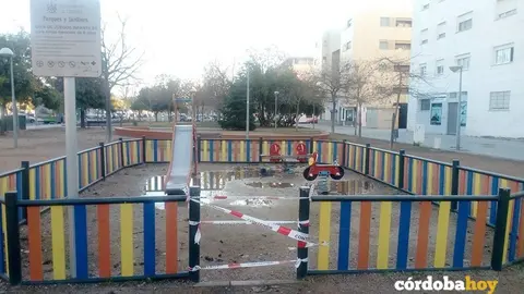 Parque infantil clausurado por deterioro