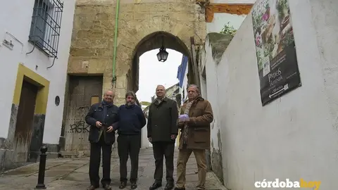 Luis Mart&iacute;n, Luis Celorio, Juan Miguel Moreno y Salvador Fuentes bajo el arco del Portlilo