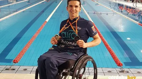 Paco Salinas con sus dos medallas logradas en Valdepe&ntilde;as