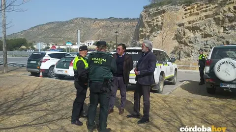 Guardia Civil y olic&iacute;a Local en Izn&aacute;jar