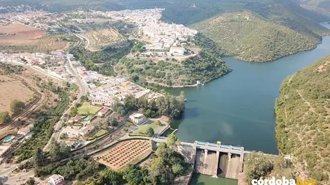 Vista a&eacute;rea de Hornachuelos con el pantano, en una imagen de archivo