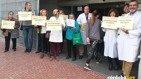 Par&oacute;n de m&eacute;dicos y pacientes a las puertas del centro de salud de Santa Rosa 1