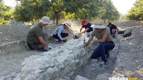 Investigadores y arque&oacute;logos en el yacimiento de Torreparedones